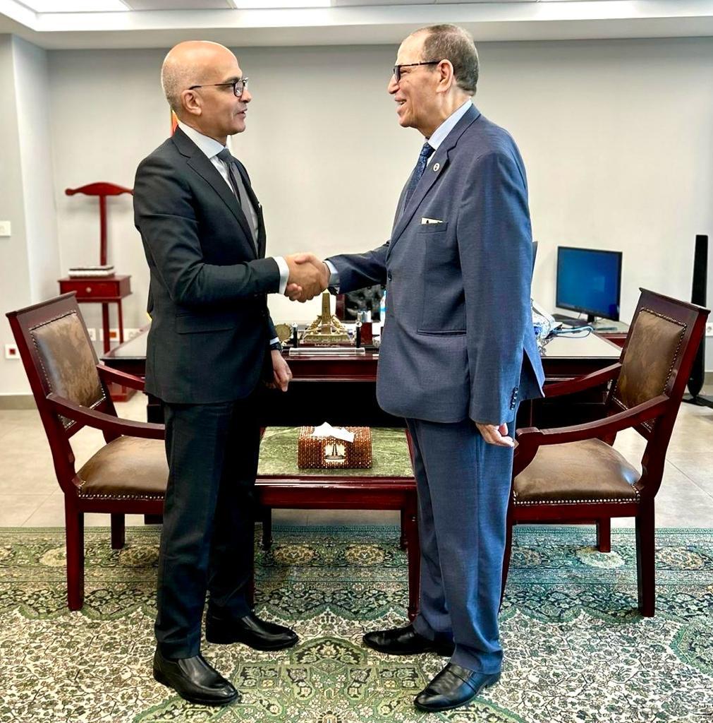 رئيس النيابة الإدارية يزور رئيس جامعة عين شمس وعميد كلية الحقوق  (7)