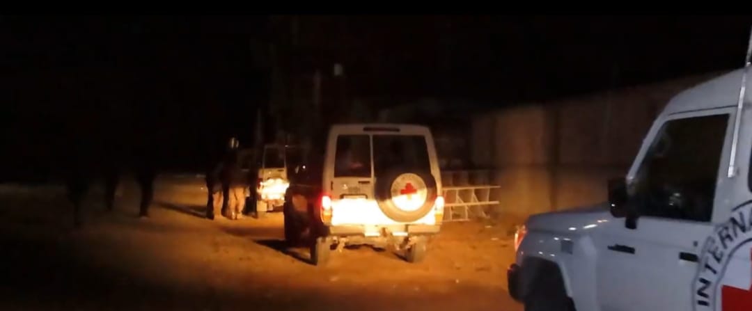 سيارات الصليب الأحمر تنقل الأسري الإسرائيليين