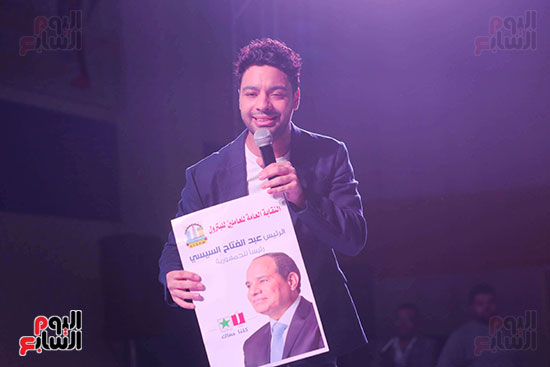المطرب أحمد جمال يرفع صور الرئيس السيسى