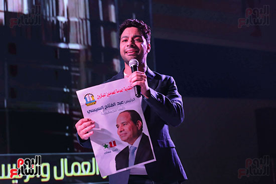 المطرب أحمد جمال وصورة الرئيس السيسى خلال المؤتمر