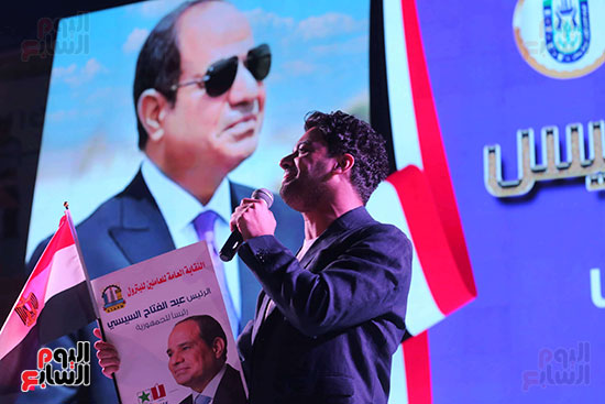 تأثر المطرب أحمد جمال خلال مؤتمر اتحاد العمال لدعم السيسى