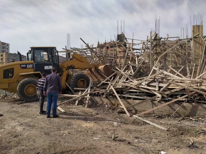 إزالة بناء مخالف علي أرض زراعية في نطاق حي المنتزة بالإسكندرية