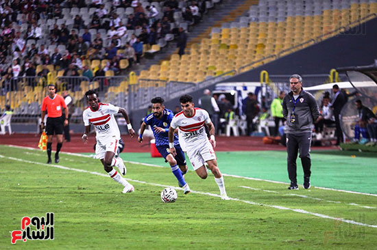 Zizou passes from Abu Salim player