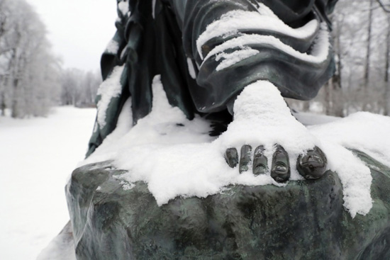 الثلج يغطي تمثال قيصر أعصاب في حديقة كاثرين