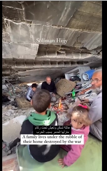 عائلة فلسطينية تعيش تحت أنقاض منزلها