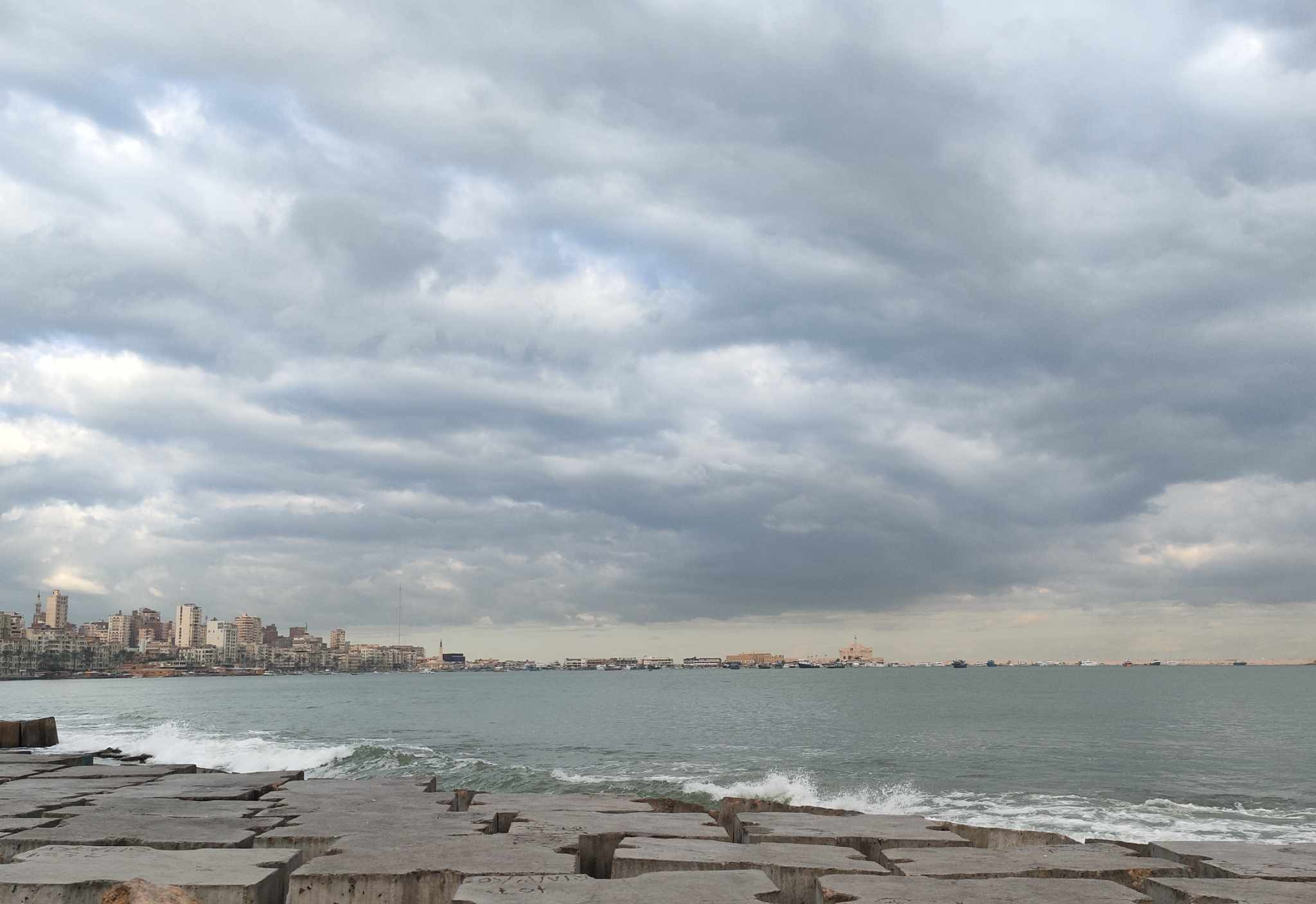 سحب منخفضة في الإسكندرية وطقس مائل للبرودة