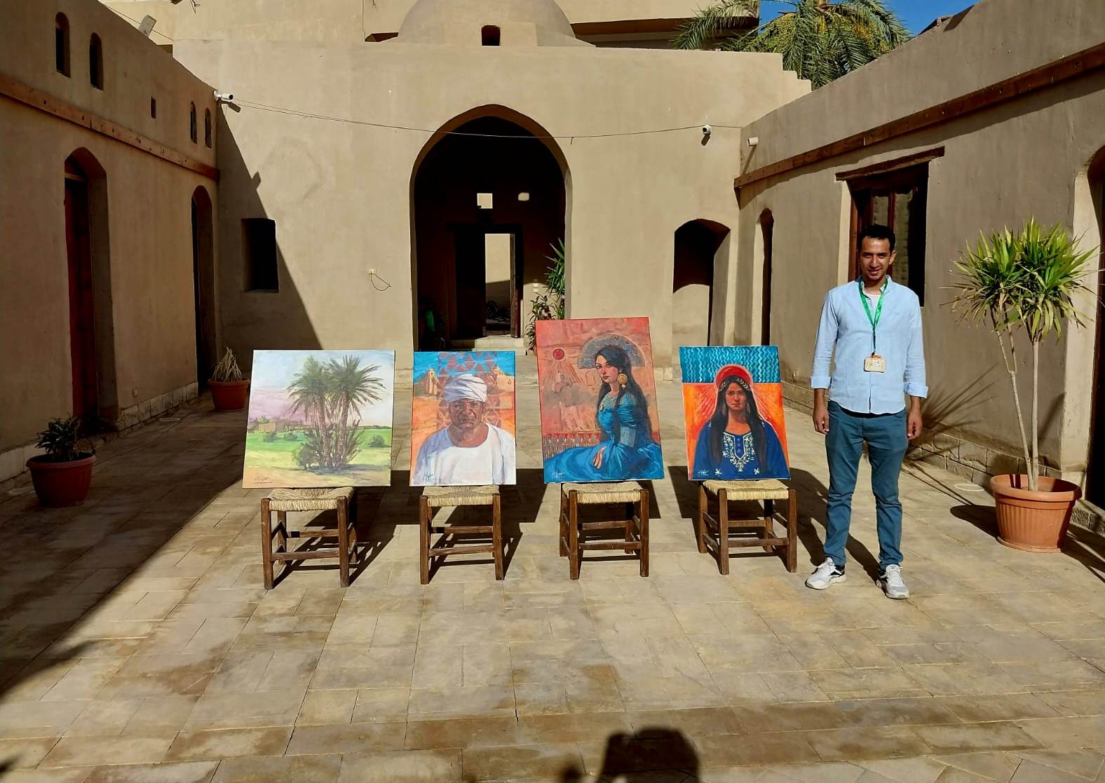 لوحات فنية بديعة داخل قرية حسن فتحى التاريخية