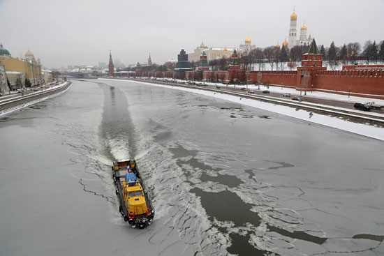 الثلج يغطى المياه فى نهر موسكو