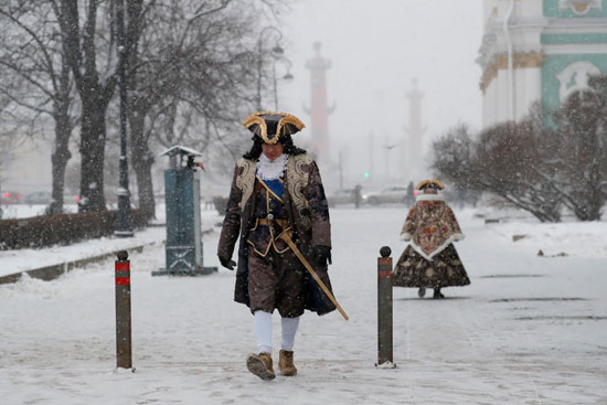 رجل روسى يسير وسط الثلوج