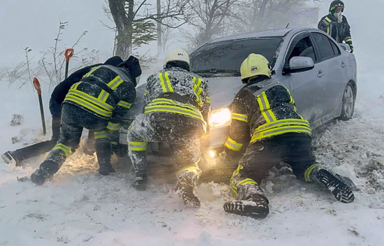 الدفاع المدنى ينتشل سيارة من الثلوج (2)