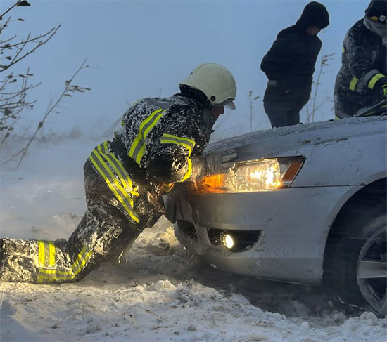 الدفاع المدنى ينتشل سيارة من الثلوج (1)