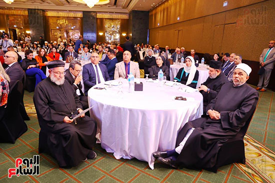 الشيخ جابر طايع وعدد من الحضور