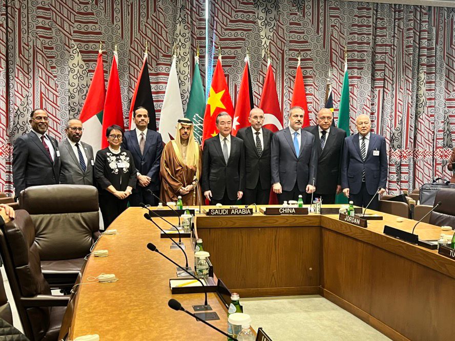 أعضاء اللجنة الوزارية العربية الإسلامية يلتقون وزير خارجية الصين