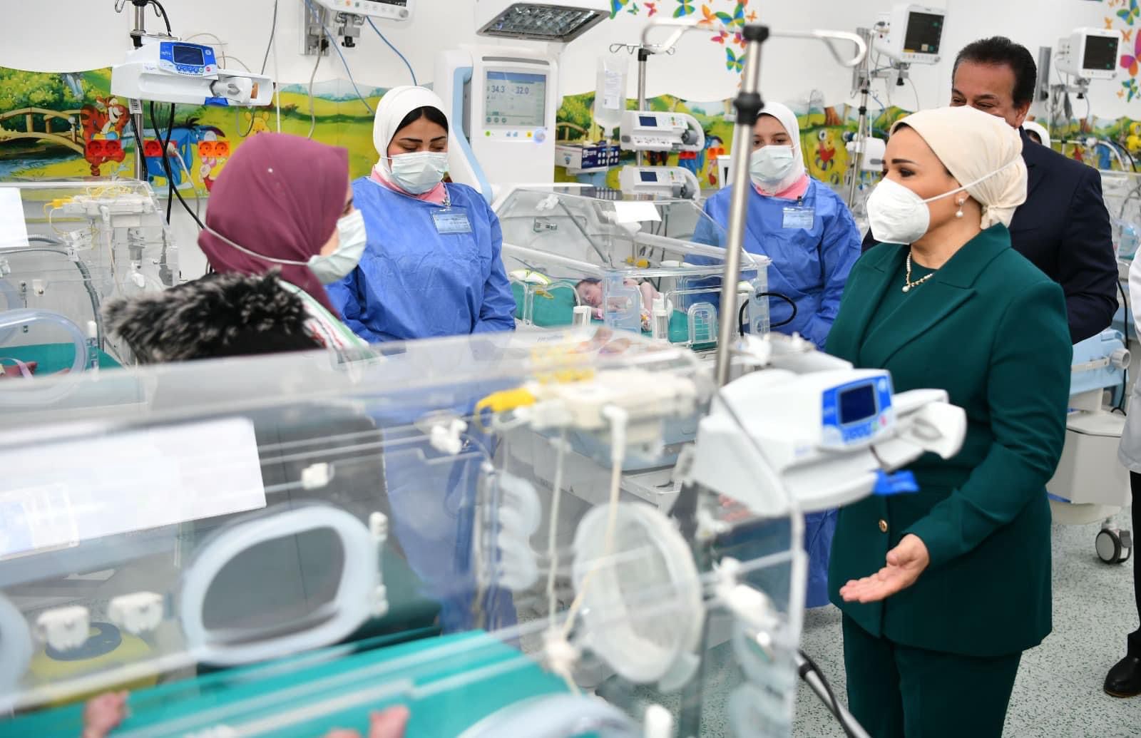 السيدة انتصار السيسى خلال زيارتها للأطفال الفلسطينيين الذين يعالجون بمستشفي العاصمة الادارية