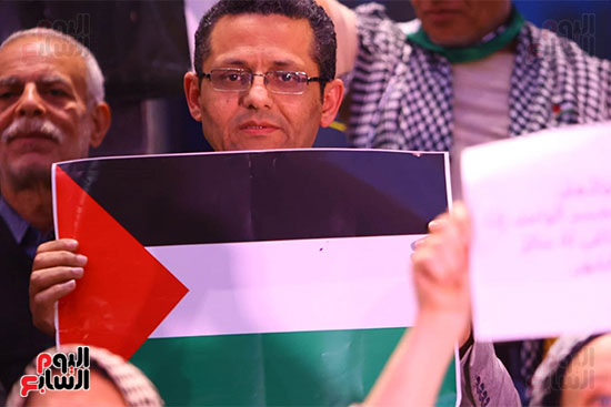 نقيب الصحفيين خالد البلشي خلال الوقفة التضامنية