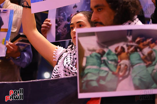 الصحفيين يرفعون صورا للمجازر التى ترتكب تجاه أطفال فلسطين