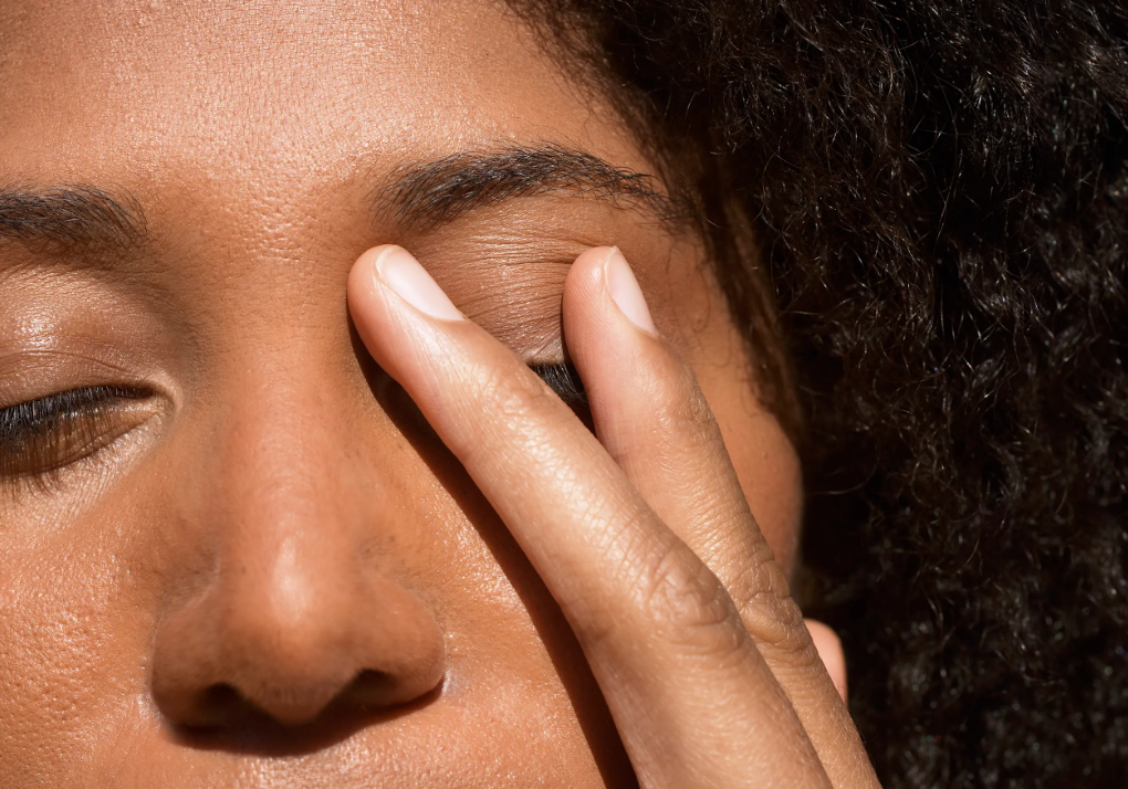 علاج جفاف الجلد حول العينين