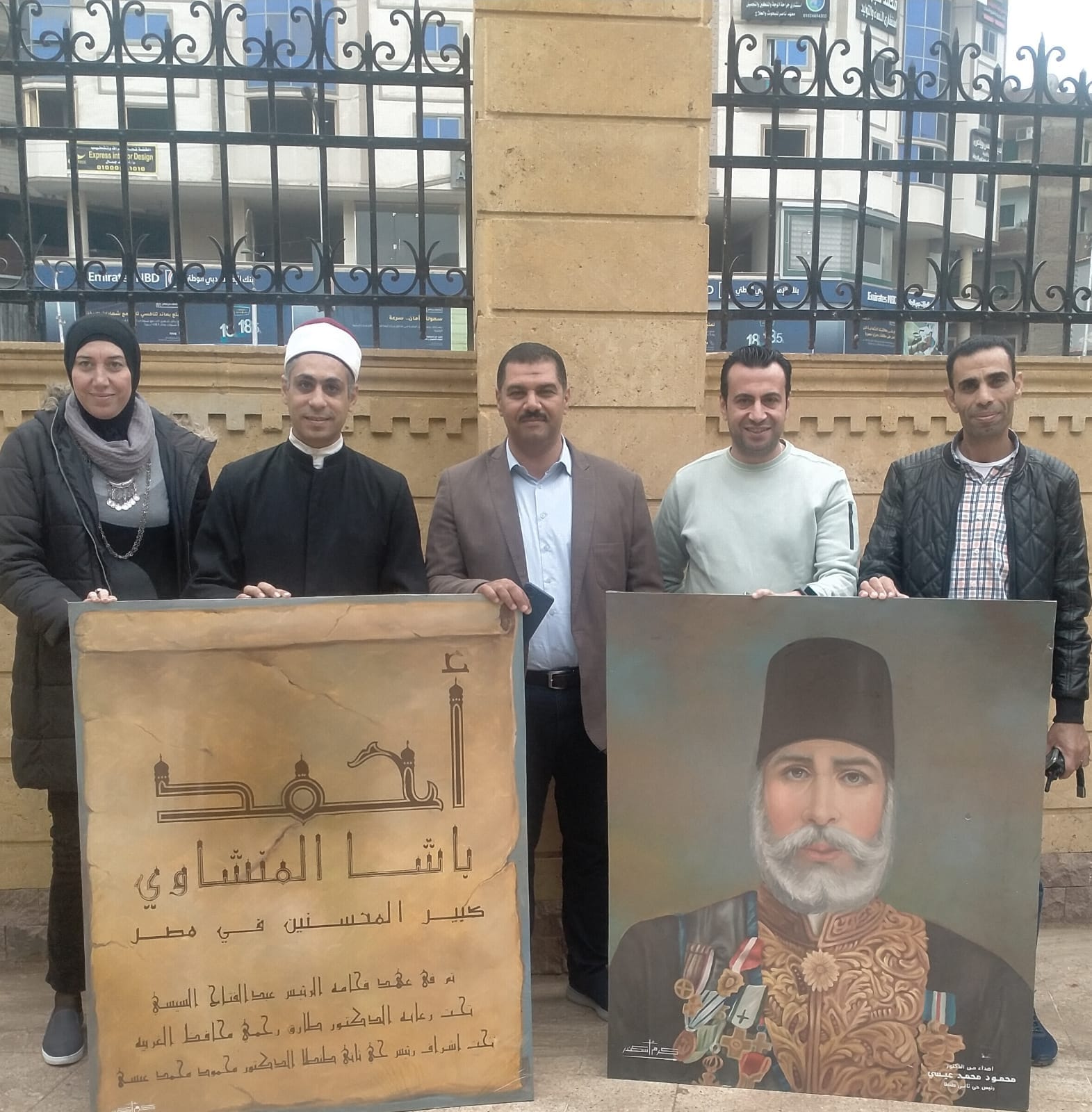 فنان مسيحي يهدي مسجد المنشاوي باشا صورة للمنشاوي باشا