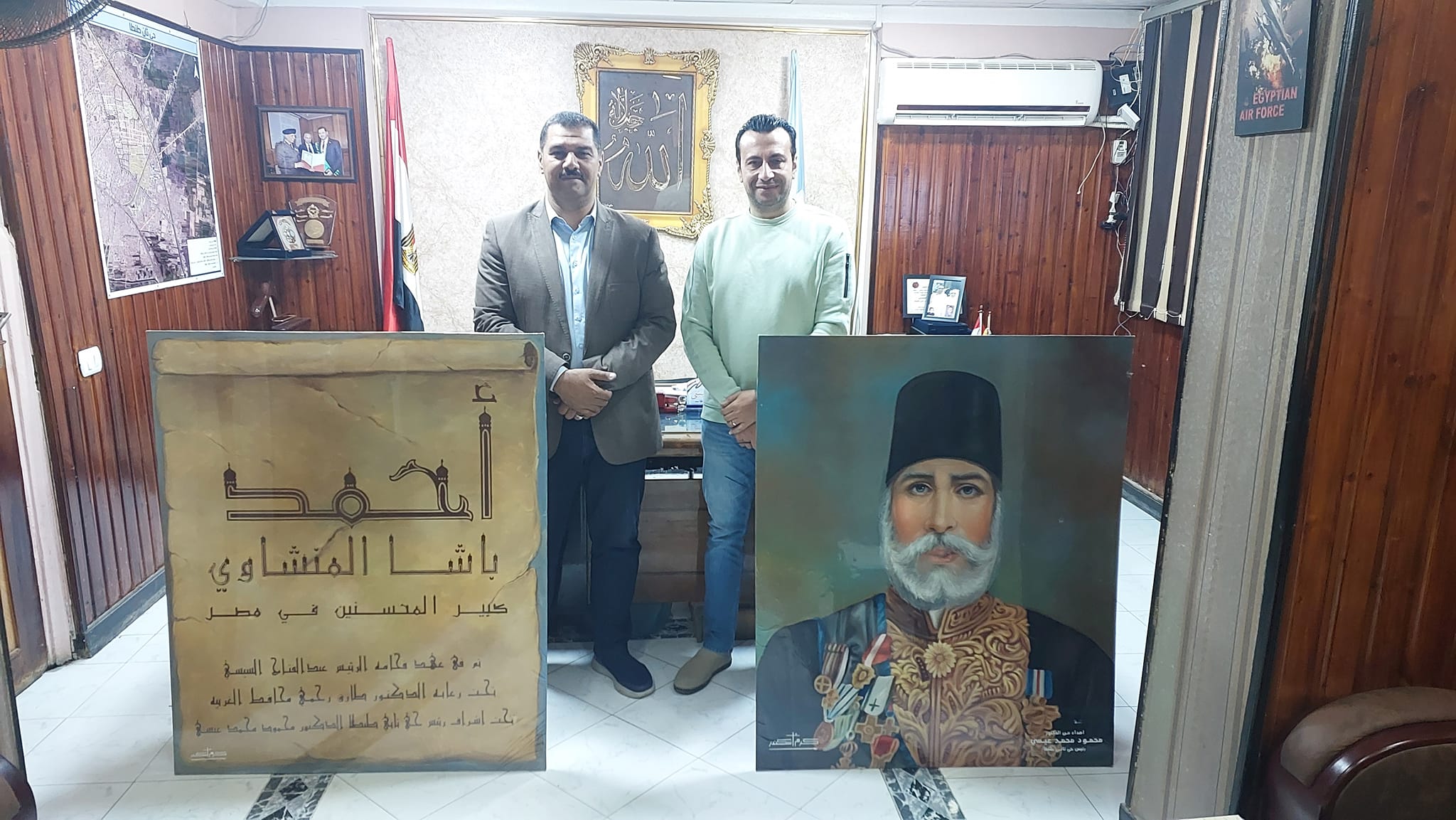 الفنان المسيحي يهدي رئيس حي ثان طنطا صورة لـ احمد باشا المنشاوي