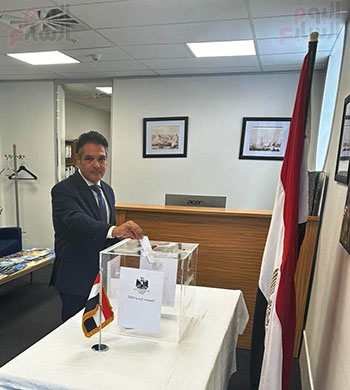 سفير مصر لدى نيوزلندا يضع صوته فى صندوق الاقتراع