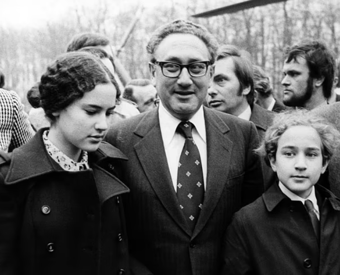كيسنجر مع أطفاله عام 1977
