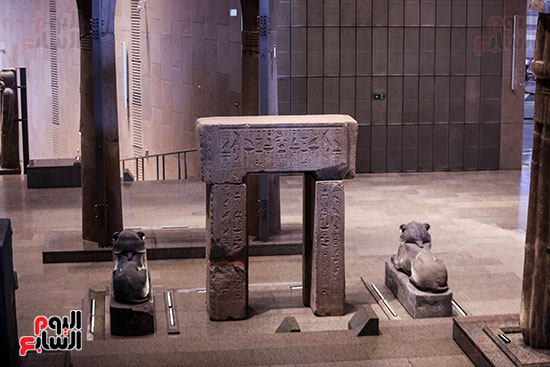 بوابة وتماثيل للملك أمبحات الأول