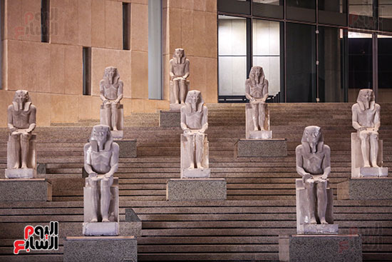 مجموعة تماثيل في المتحف المصري الكبير