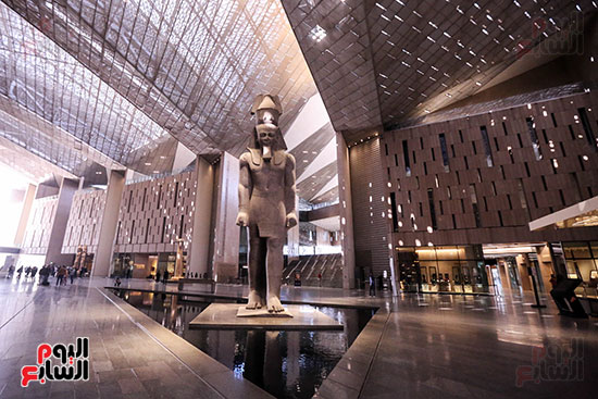 تمثال رمسيس في بهو المتحف الكبير