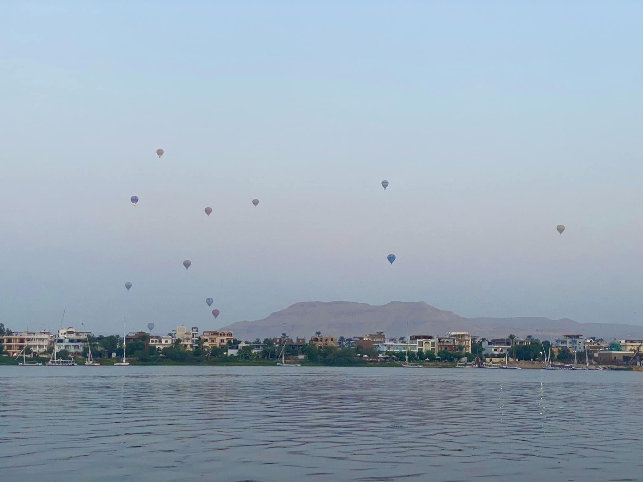 البالونات تزين سماء الأقصر فى عيدها القومى