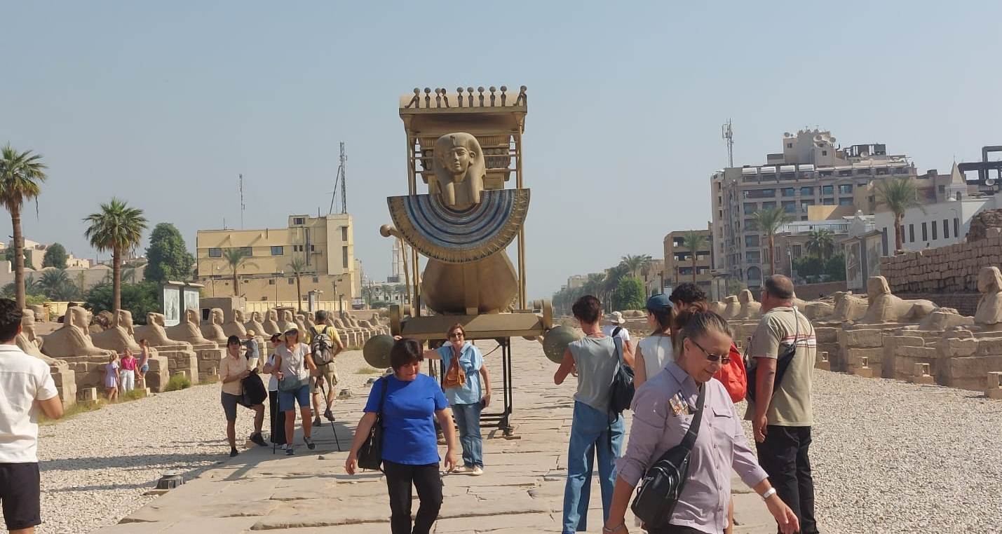 السياح يستمتعون داخل طريق الكباش الفرعونى