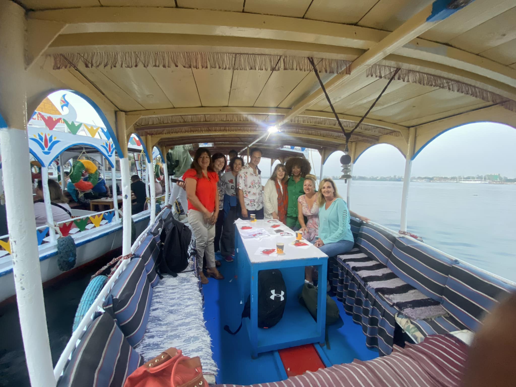 السياح خلال الاستمتاع فى المراكب النيلية