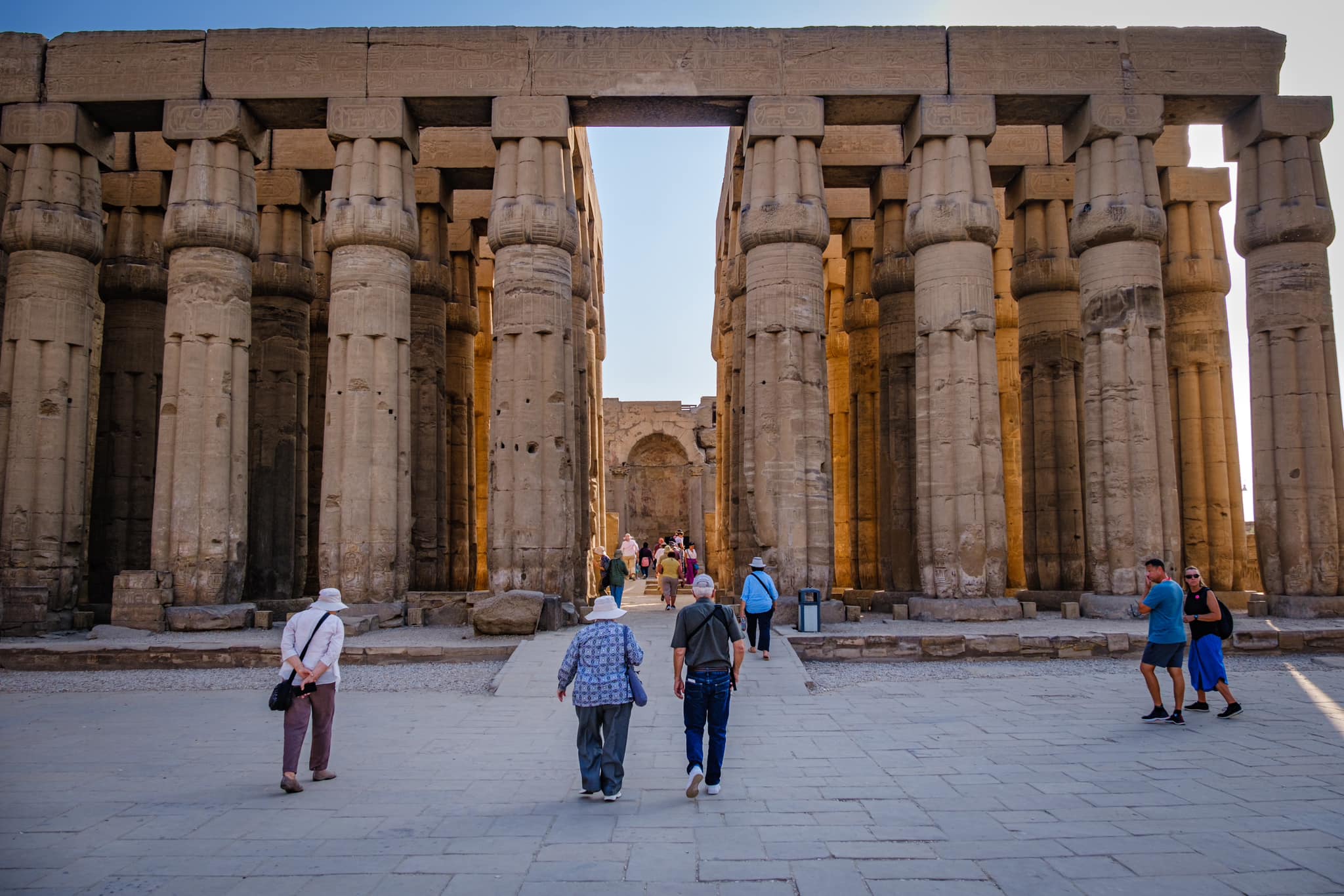 السياح يستمتعون داخل المعابد الفرعونية بالأقصر