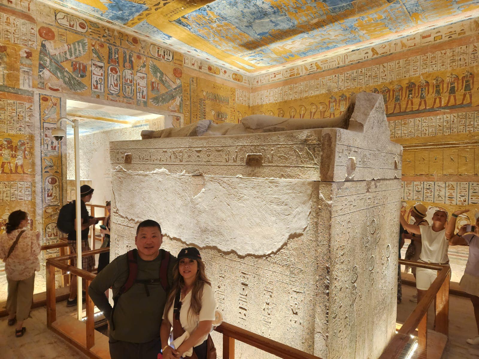 السياح يستمتعون بزيارة مقابر الملوك غرب الأقصر