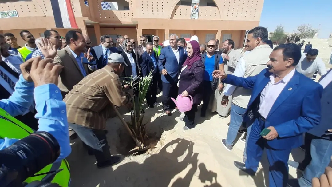 وزيرة التضامن الاجتماعى تفتتح مركز تنمية الأسرة بقرية عثمان بن عفان بالفرافرة (1)
