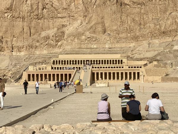 توافد السياح فى معبد الملكة حتشبسوت