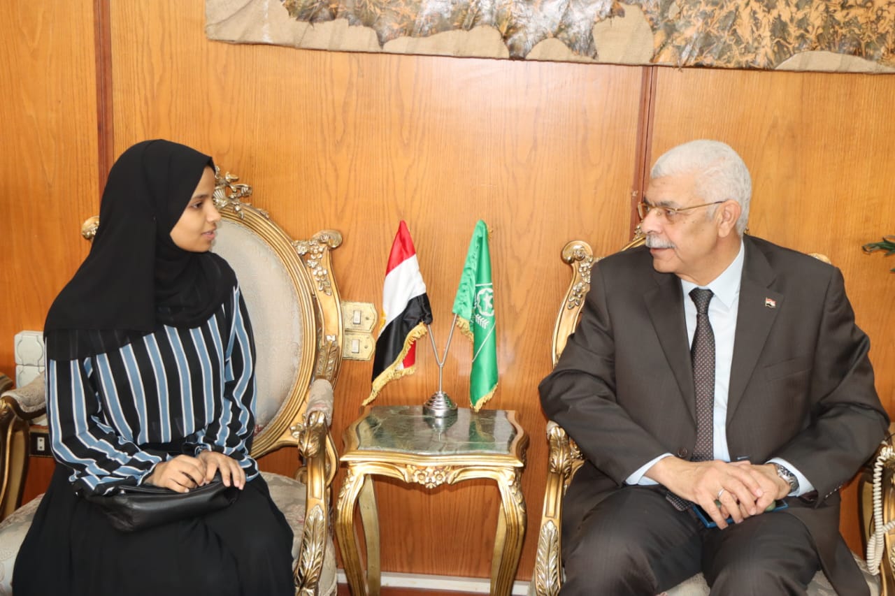 رئيس جامعة المنوفية يقدم واجب العزاء لطالبة فلسطينية (1)