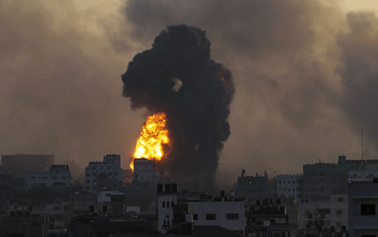 السماء تضى من شده القصف الليلى على قطاع غزة   (2)