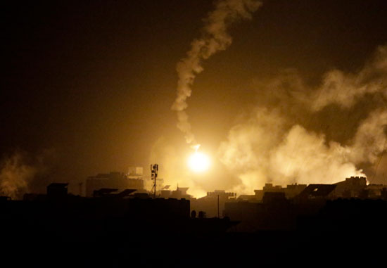 السماء تضى من شده القصف الليلى على قطاع غزة   (1)