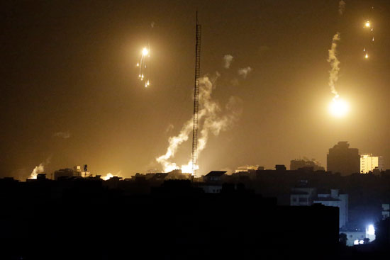 السماء تضى من شده القصف الليلى على قطاع غزة   (3)