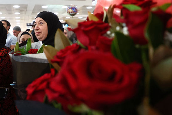 الورود فى استقبال العائدين من غزة
