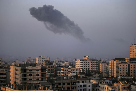 الدخان يتصاعد فى سماء غزة من اثار القصف المستمر
