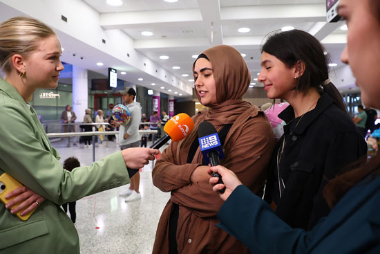 مريم المصرى تتحدث الى وسائل الاعلام خلال استقبال احد اقاربهم العائدين من غزة