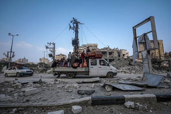 النازحين من القصف المستمر على غزة   (1)