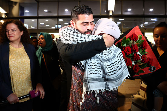 بالاحضان والشال الفلسطينى  استقبال العائدين من غزه   (3)