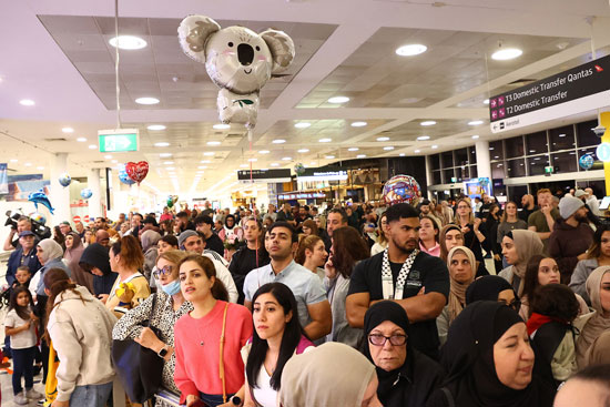 احتشاد المواطنين فى مطار سيدنى فى استقبال العائدين من غزة   (3)