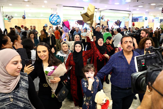 احتشاد المواطنين فى مطار سيدنى فى استقبال العائدين من غزة   (1)