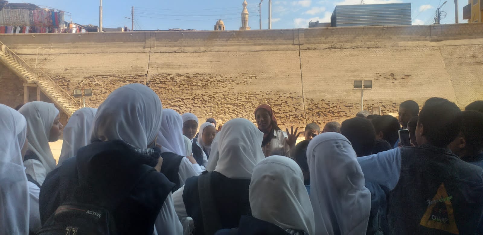 الشرح خلال زيارة لـ40 طالب وطالبة بالإعدادية لمعبد إسنا