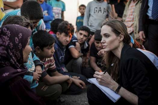 أنجلينا جولي أثناء استماعها لأزمات لاجئين