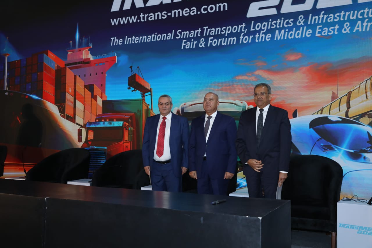 وزير النقل يشهد توقيع عقد وبرتوكول تعاون واصدار ترخيص في مجال النقل البرى