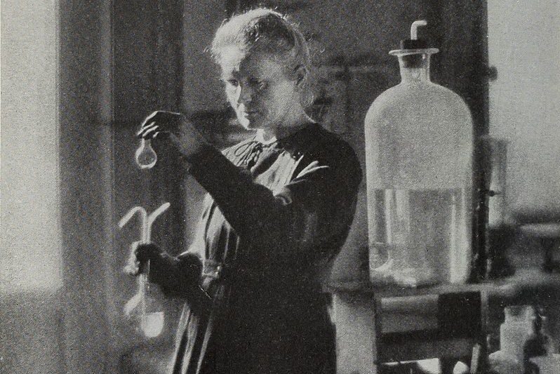 مارى سكلودوفسكا كورى أول فرنسية تنال الدكتوراه في الفيزياء